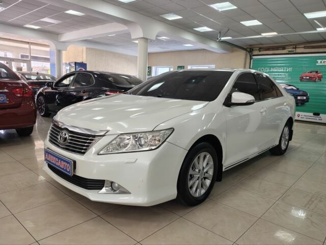 Белый Тойота Камри, объемом двигателя 2.5 л и пробегом 190 тыс. км за 14199 $, фото 1 на Automoto.ua