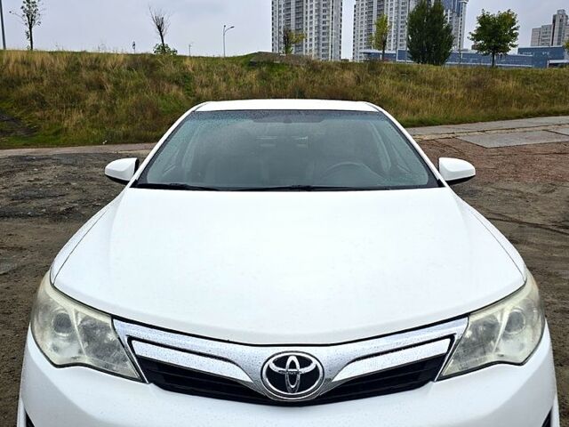 Білий Тойота Камрі, об'ємом двигуна 2.5 л та пробігом 242 тис. км за 10299 $, фото 1 на Automoto.ua