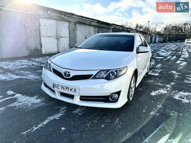 Белый Тойота Камри, объемом двигателя 2.5 л и пробегом 160 тыс. км за 12500 $, фото 1 на Automoto.ua