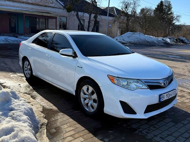Белый Тойота Камри, объемом двигателя 2.5 л и пробегом 205 тыс. км за 9200 $, фото 1 на Automoto.ua