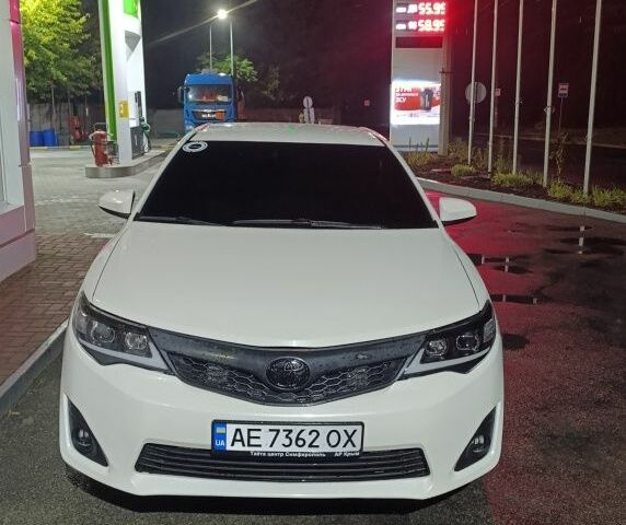 Белый Тойота Камри, объемом двигателя 2.5 л и пробегом 400 тыс. км за 12500 $, фото 1 на Automoto.ua