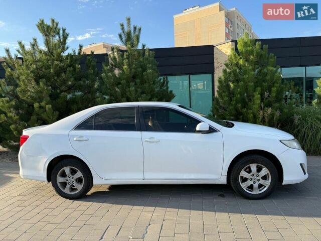 Белый Тойота Камри, объемом двигателя 2.49 л и пробегом 190 тыс. км за 9700 $, фото 1 на Automoto.ua