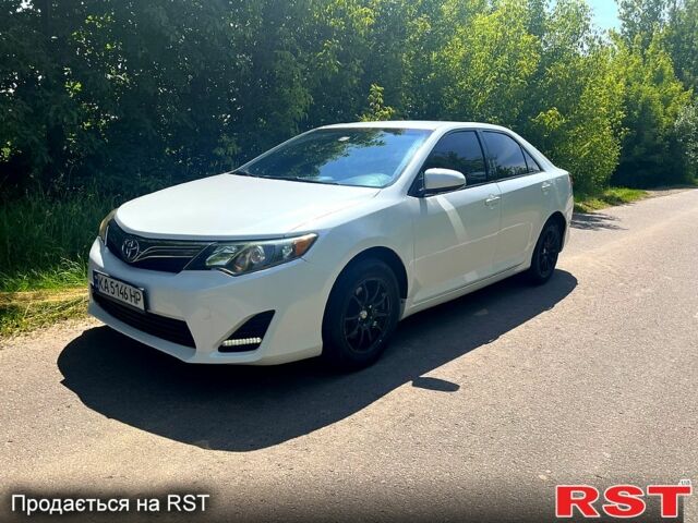 Белый Тойота Камри, объемом двигателя 2.5 л и пробегом 110 тыс. км за 13900 $, фото 1 на Automoto.ua