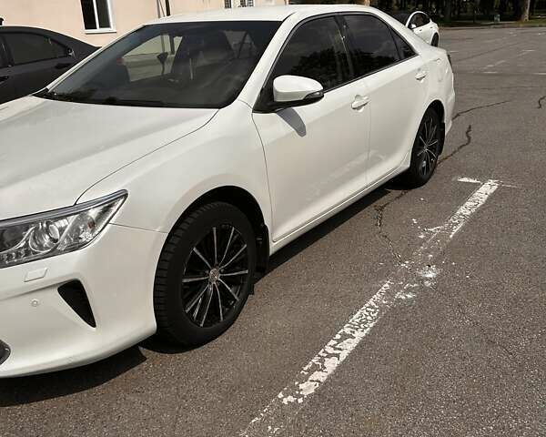 Белый Тойота Камри, объемом двигателя 2.5 л и пробегом 102 тыс. км за 15000 $, фото 1 на Automoto.ua