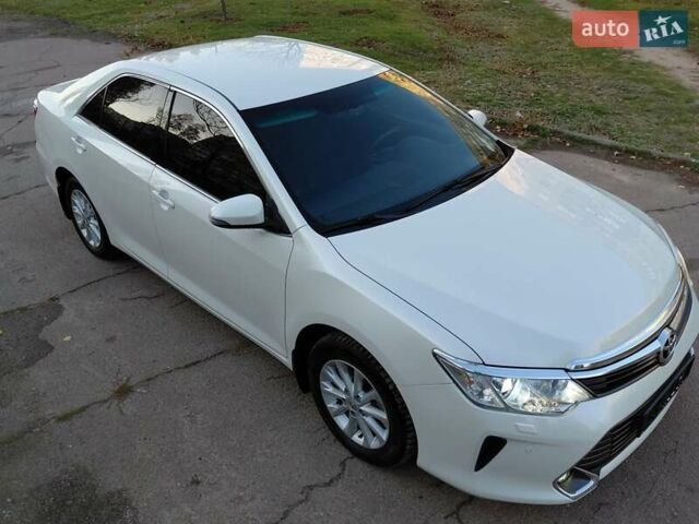 Белый Тойота Камри, объемом двигателя 2.5 л и пробегом 137 тыс. км за 16800 $, фото 1 на Automoto.ua