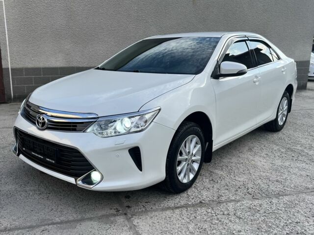 Белый Тойота Камри, объемом двигателя 2.5 л и пробегом 243 тыс. км за 15600 $, фото 1 на Automoto.ua