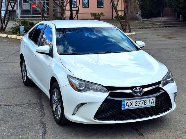 Белый Тойота Камри, объемом двигателя 2.5 л и пробегом 220 тыс. км за 12300 $, фото 1 на Automoto.ua