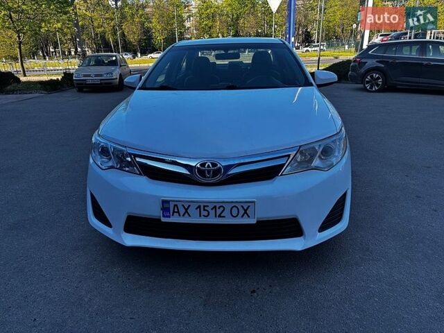 Белый Тойота Камри, объемом двигателя 2.49 л и пробегом 219 тыс. км за 8700 $, фото 1 на Automoto.ua