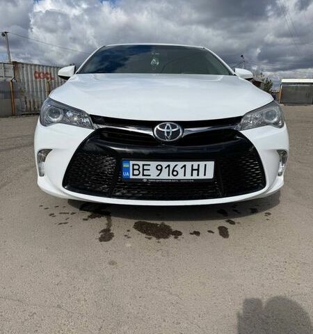 Белый Тойота Камри, объемом двигателя 2.5 л и пробегом 142 тыс. км за 12500 $, фото 1 на Automoto.ua
