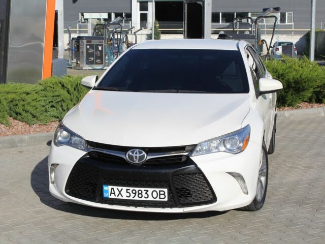 Белый Тойота Камри, объемом двигателя 2.5 л и пробегом 135 тыс. км за 12500 $, фото 1 на Automoto.ua