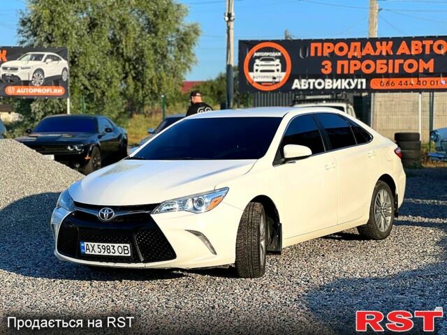 Белый Тойота Камри, объемом двигателя 2.5 л и пробегом 135 тыс. км за 10700 $, фото 1 на Automoto.ua