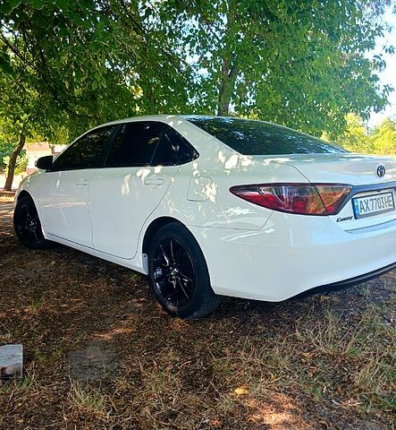 Белый Тойота Камри, объемом двигателя 2.5 л и пробегом 220 тыс. км за 13700 $, фото 1 на Automoto.ua
