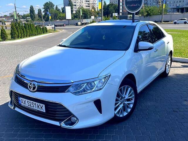 Белый Тойота Камри, объемом двигателя 2.5 л и пробегом 121 тыс. км за 19500 $, фото 1 на Automoto.ua