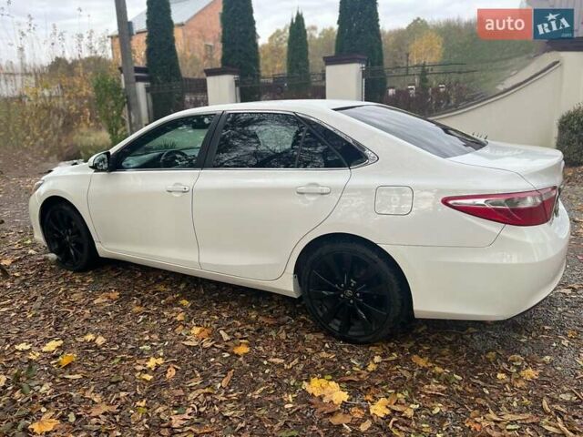 Белый Тойота Камри, объемом двигателя 2.5 л и пробегом 204 тыс. км за 13000 $, фото 1 на Automoto.ua
