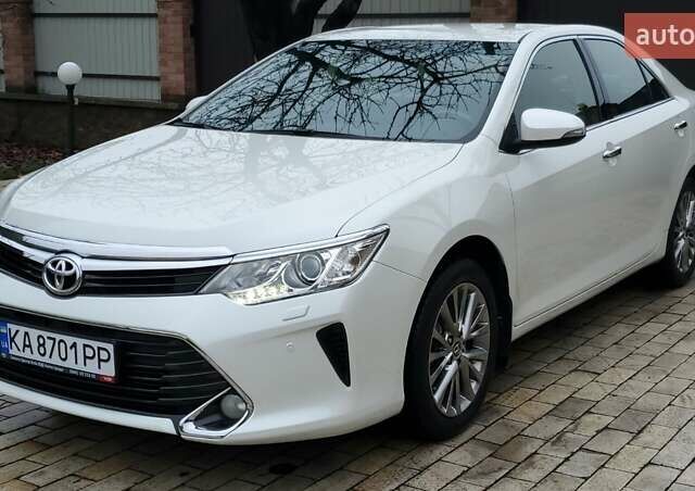 Белый Тойота Камри, объемом двигателя 2.5 л и пробегом 283 тыс. км за 15800 $, фото 1 на Automoto.ua