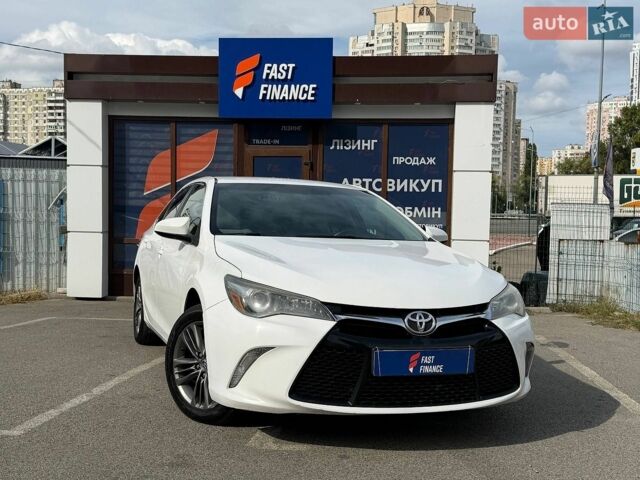 Белый Тойота Камри, объемом двигателя 2.49 л и пробегом 216 тыс. км за 12990 $, фото 1 на Automoto.ua