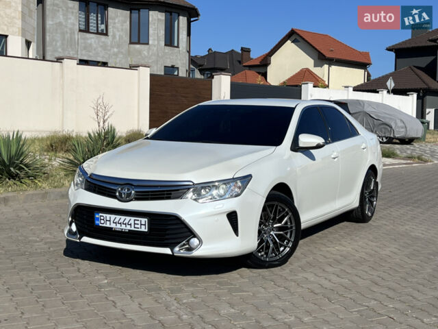 Белый Тойота Камри, объемом двигателя 2.5 л и пробегом 128 тыс. км за 17900 $, фото 1 на Automoto.ua