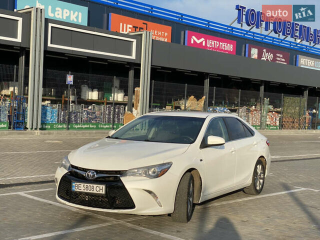 Белый Тойота Камри, объемом двигателя 2.4 л и пробегом 105 тыс. км за 17000 $, фото 1 на Automoto.ua