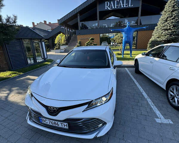 Белый Тойота Камри, объемом двигателя 2.5 л и пробегом 154 тыс. км за 16300 $, фото 1 на Automoto.ua