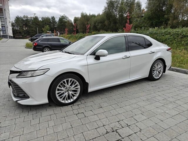 Белый Тойота Камри, объемом двигателя 2.5 л и пробегом 222 тыс. км за 19407 $, фото 1 на Automoto.ua