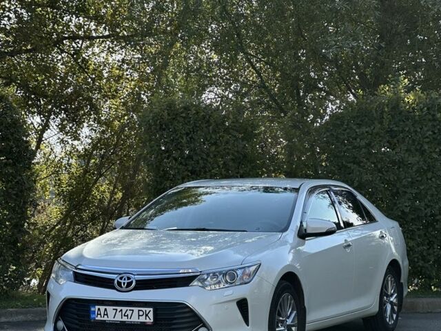 Белый Тойота Камри, объемом двигателя 2.5 л и пробегом 180 тыс. км за 16800 $, фото 1 на Automoto.ua