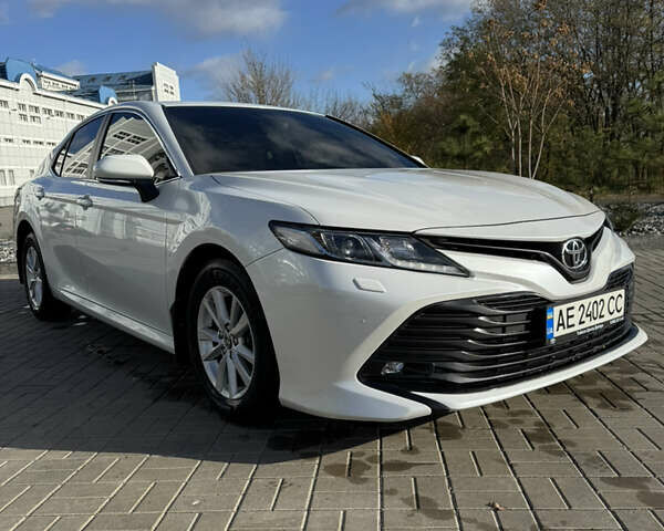 Белый Тойота Камри, объемом двигателя 2.49 л и пробегом 122 тыс. км за 21400 $, фото 1 на Automoto.ua
