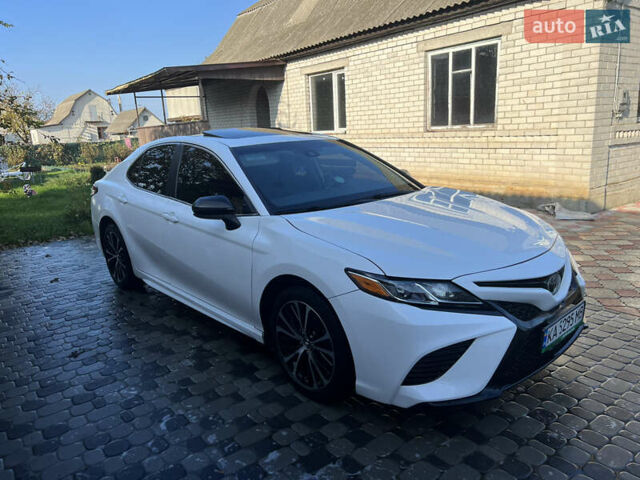Белый Тойота Камри, объемом двигателя 2.49 л и пробегом 286 тыс. км за 17800 $, фото 1 на Automoto.ua