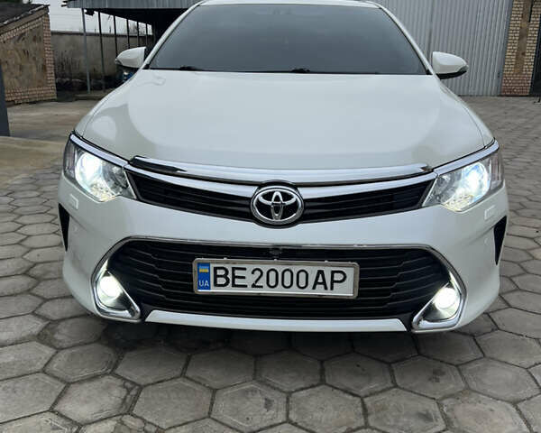 Белый Тойота Камри, объемом двигателя 2.49 л и пробегом 105 тыс. км за 20000 $, фото 1 на Automoto.ua