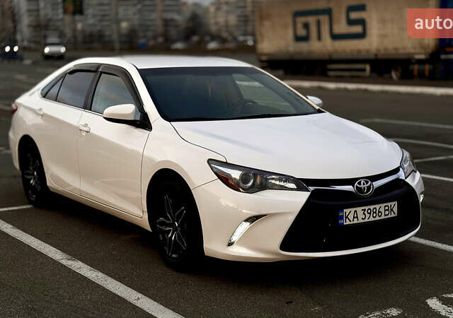 Білий Тойота Камрі, об'ємом двигуна 2.5 л та пробігом 77 тис. км за 16800 $, фото 1 на Automoto.ua