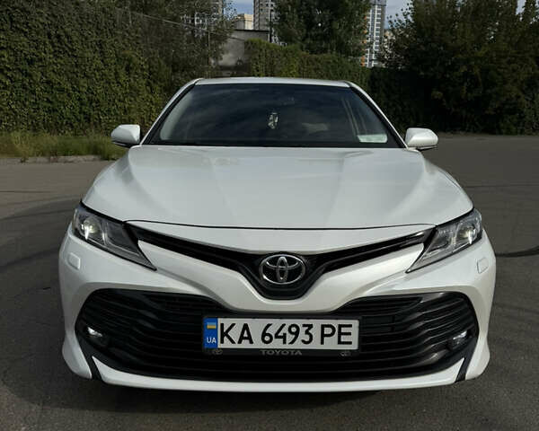 Белый Тойота Камри, объемом двигателя 2.49 л и пробегом 214 тыс. км за 19999 $, фото 1 на Automoto.ua