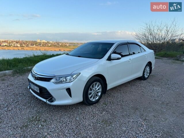 Белый Тойота Камри, объемом двигателя 2.49 л и пробегом 218 тыс. км за 16100 $, фото 1 на Automoto.ua