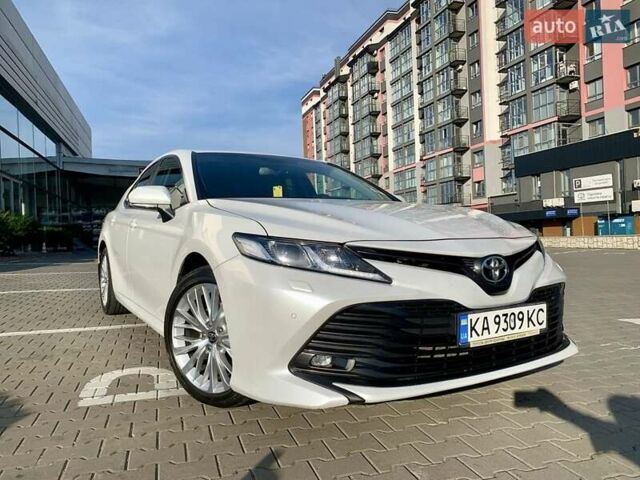 Белый Тойота Камри, объемом двигателя 2.5 л и пробегом 104 тыс. км за 21900 $, фото 1 на Automoto.ua