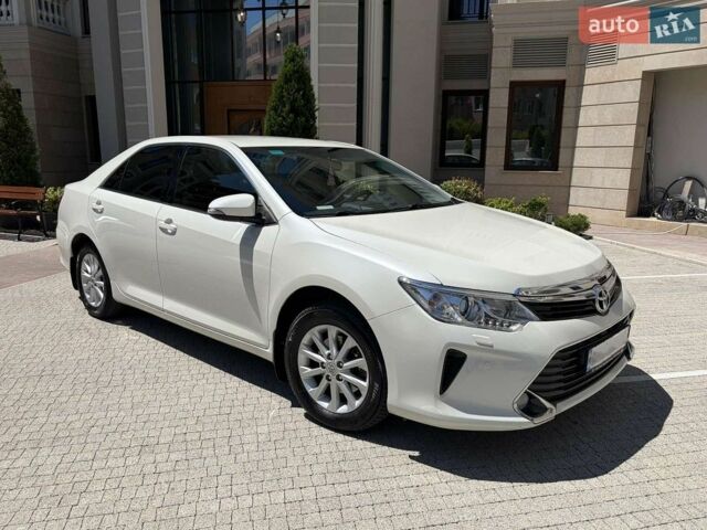 Белый Тойота Камри, объемом двигателя 2.49 л и пробегом 118 тыс. км за 23072 $, фото 1 на Automoto.ua