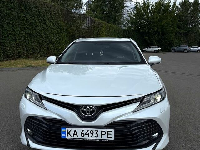 Белый Тойота Камри, объемом двигателя 2.5 л и пробегом 205 тыс. км за 20000 $, фото 1 на Automoto.ua