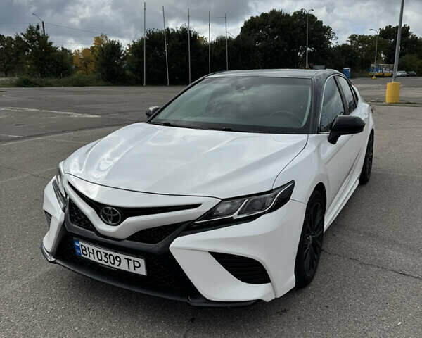 Белый Тойота Камри, объемом двигателя 2.49 л и пробегом 140 тыс. км за 21500 $, фото 1 на Automoto.ua