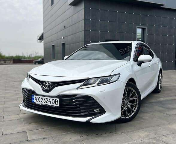 Белый Тойота Камри, объемом двигателя 2.49 л и пробегом 157 тыс. км за 22900 $, фото 1 на Automoto.ua