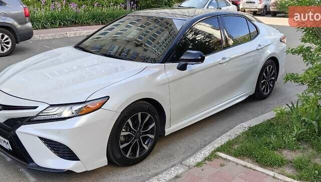 Белый Тойота Камри, объемом двигателя 3.46 л и пробегом 112 тыс. км за 27000 $, фото 1 на Automoto.ua