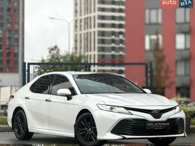 Белый Тойота Камри, объемом двигателя 2.49 л и пробегом 223 тыс. км за 23400 $, фото 1 на Automoto.ua