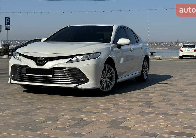 Білий Тойота Камрі, об'ємом двигуна 2.5 л та пробігом 115 тис. км за 23499 $, фото 1 на Automoto.ua