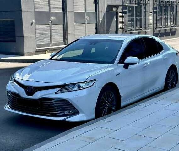 Белый Тойота Камри, объемом двигателя 2.5 л и пробегом 105 тыс. км за 18000 $, фото 1 на Automoto.ua