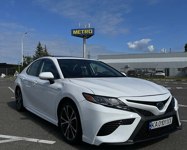 Белый Тойота Камри, объемом двигателя 2.5 л и пробегом 143 тыс. км за 22000 $, фото 1 на Automoto.ua