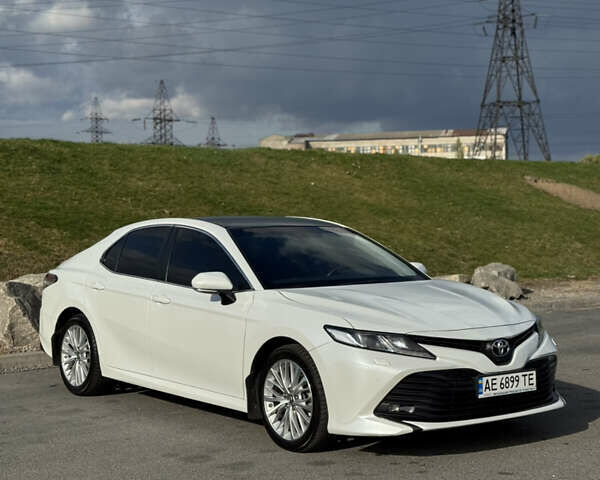 Тойота Камри 2020 в Днепре (Днепропетровске) на Automoto.ua Белый Тойота Камри, объемом двигателя 2.49 л и пробегом 97 тыс. км за 23499 $, фото 1 на Automoto.ua