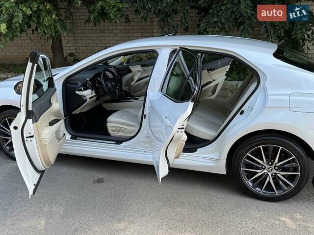 Білий Тойота Камрі, об'ємом двигуна 2.49 л та пробігом 98 тис. км за 31999 $, фото 1 на Automoto.ua