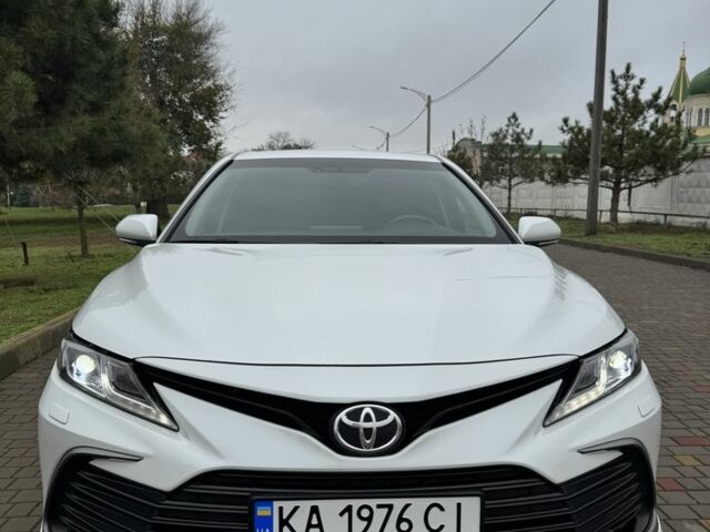 Белый Тойота Камри, объемом двигателя 2.5 л и пробегом 204 тыс. км за 21500 $, фото 1 на Automoto.ua