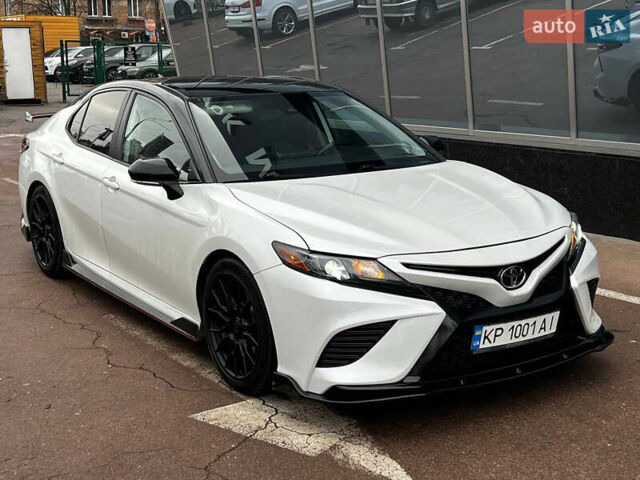 Белый Тойота Камри, объемом двигателя 3.5 л и пробегом 37 тыс. км за 35500 $, фото 1 на Automoto.ua