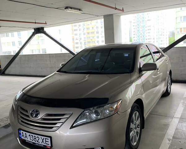 Бежевый Тойота Камри, объемом двигателя 3.5 л и пробегом 245 тыс. км за 10300 $, фото 1 на Automoto.ua