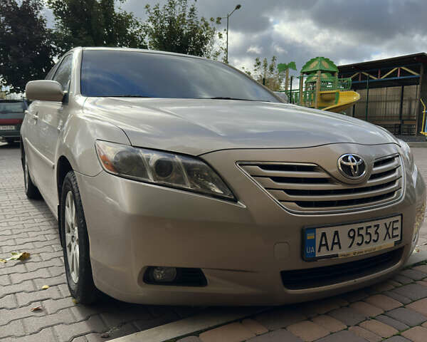 Бежевий Тойота Камрі, об'ємом двигуна 2.4 л та пробігом 232 тис. км за 8199 $, фото 1 на Automoto.ua