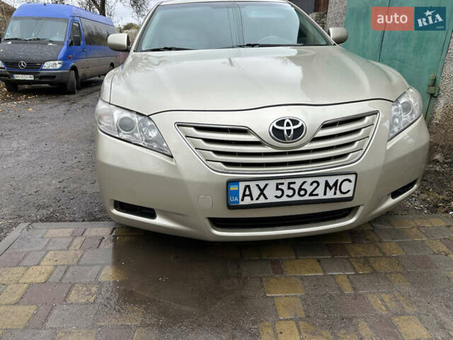 Бежевий Тойота Камрі, об'ємом двигуна 2.4 л та пробігом 230 тис. км за 7700 $, фото 1 на Automoto.ua