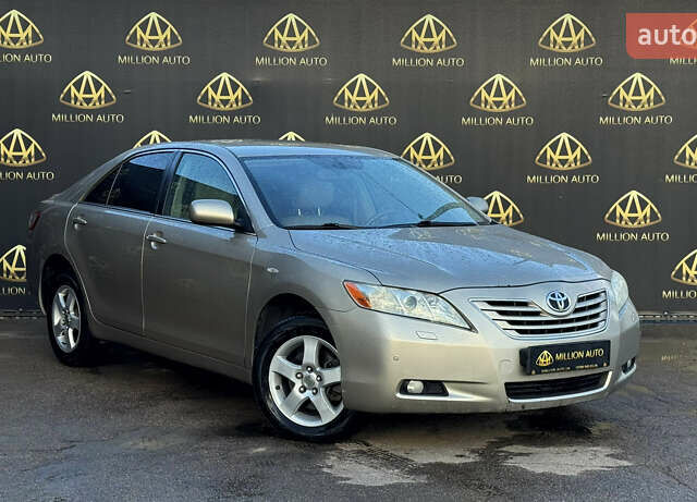 Бежевий Тойота Камрі, об'ємом двигуна 2.4 л та пробігом 305 тис. км за 7500 $, фото 1 на Automoto.ua