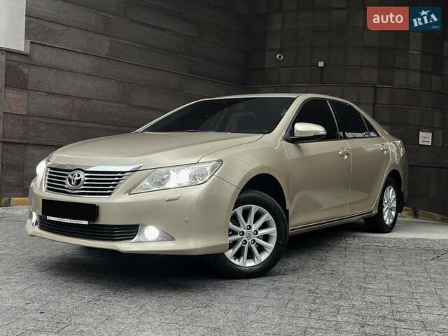 Бежевий Тойота Камрі, об'ємом двигуна 2.5 л та пробігом 247 тис. км за 12350 $, фото 1 на Automoto.ua